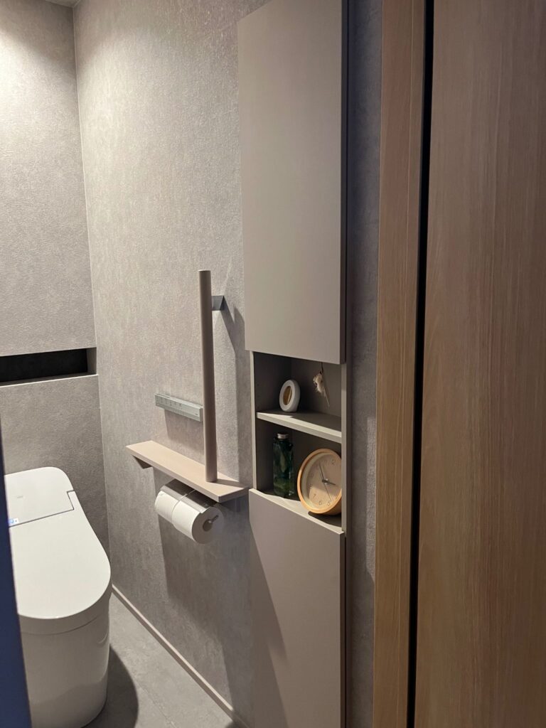 壁埋め込み式のトイレの収納