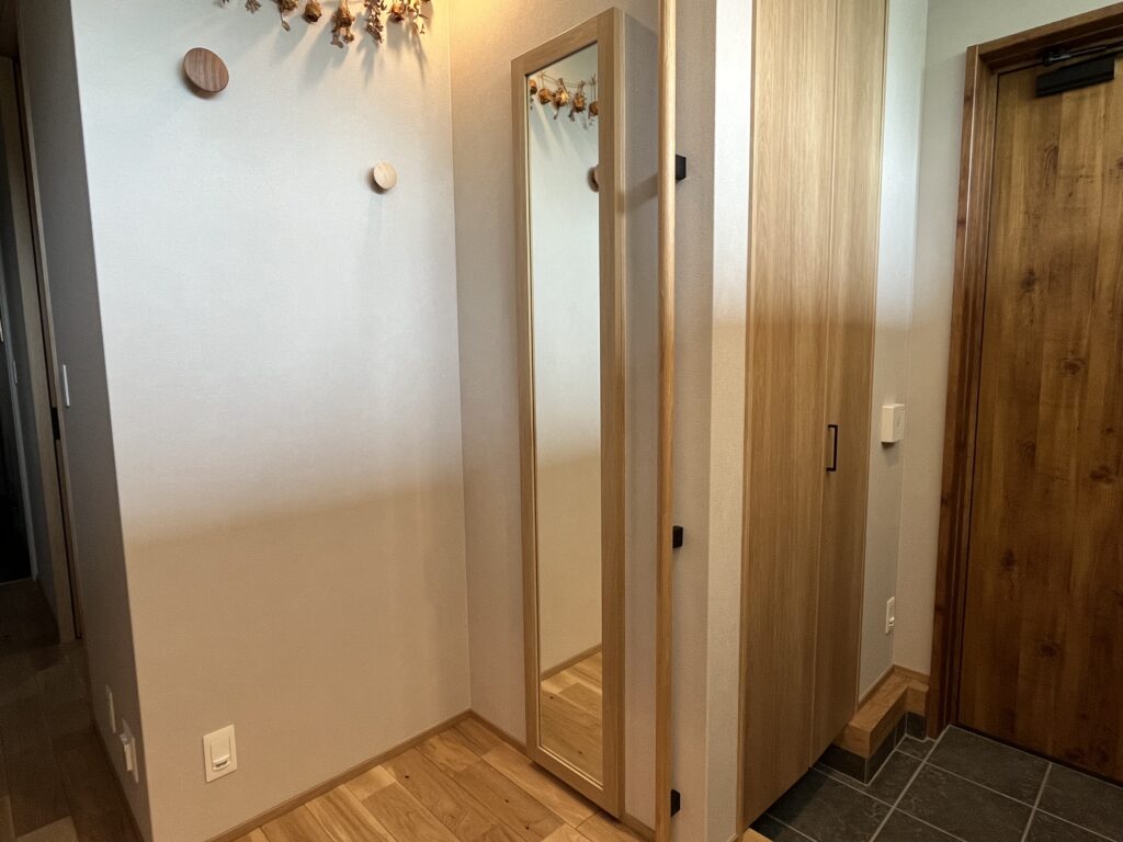 住友林業クレストミラー付き扉収納