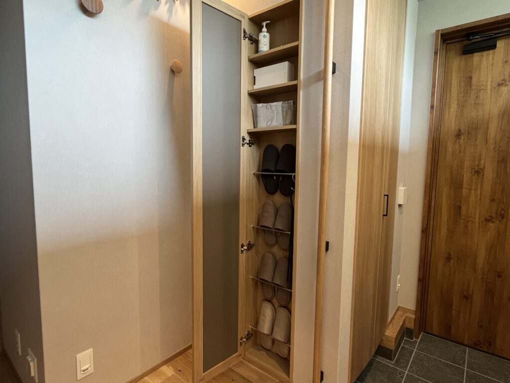 住友林業クレストミラー付き扉収納