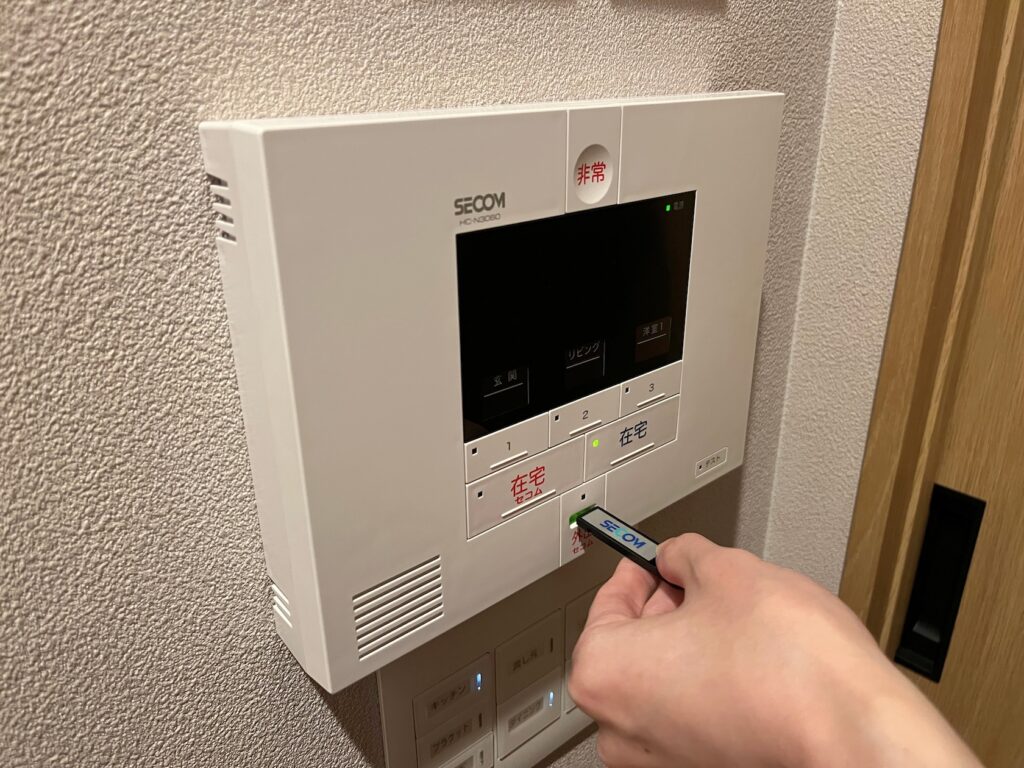 ホームコントローラーにライフカードを差し込む